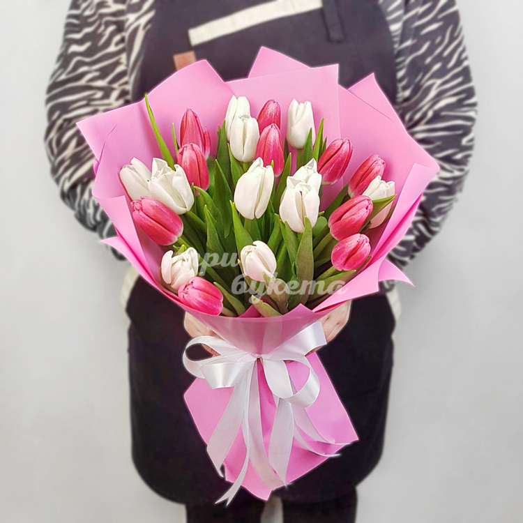 21 белый и розовый тюльпан (в розовом оформлении)