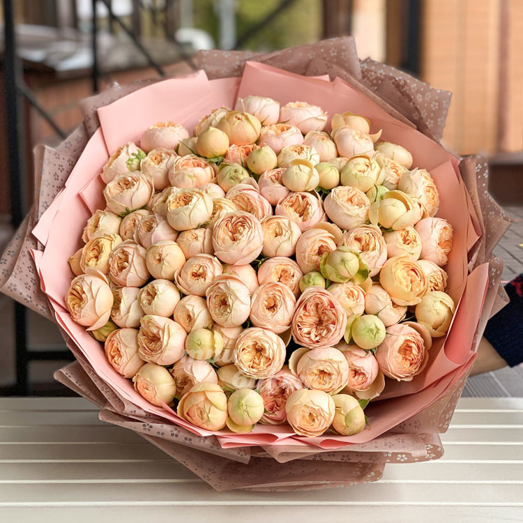 25 пионовидных роз (вид сверху)