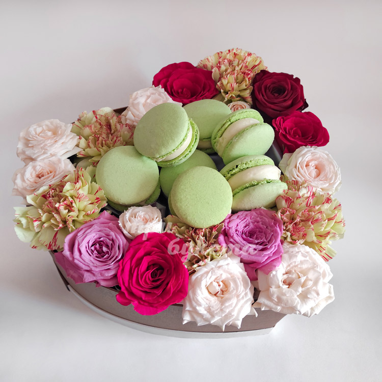 Коробочка сердце с 8 макарунами