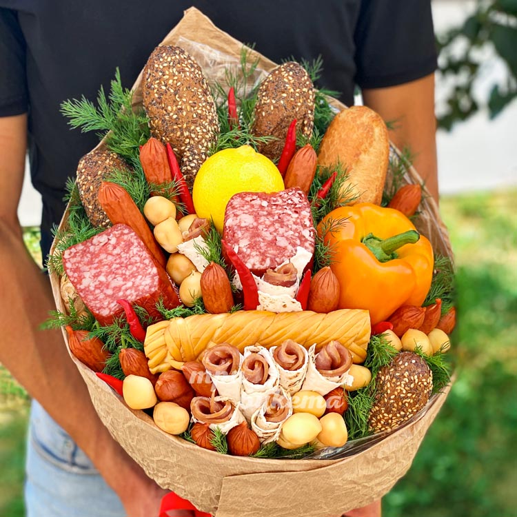 Букет с колбасой L (на фоне зелени)