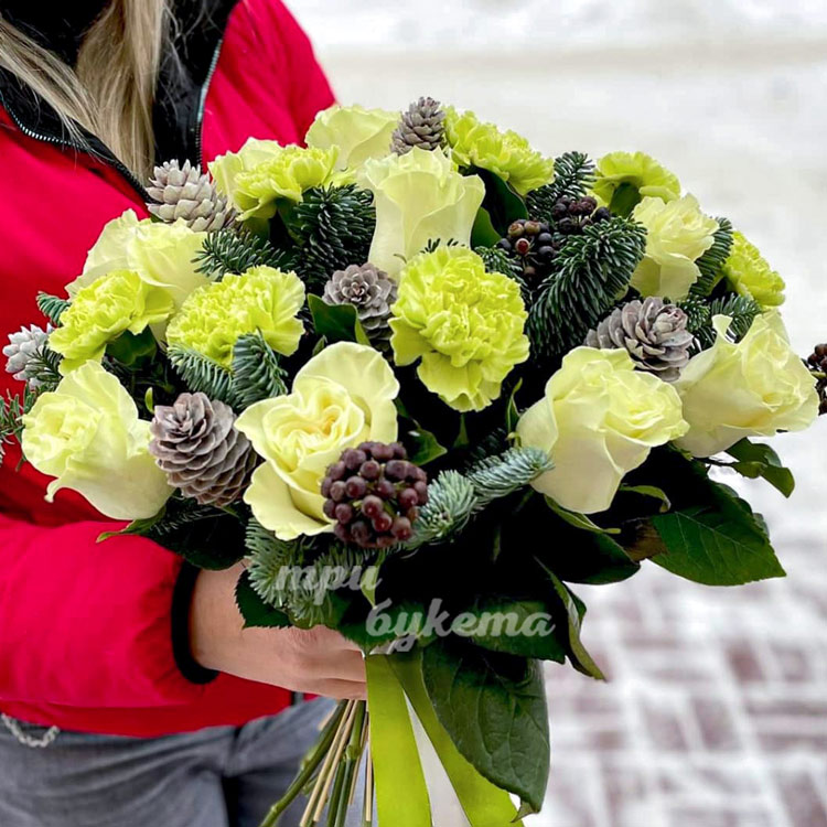 Новогодний букет из белой розы (в руках)