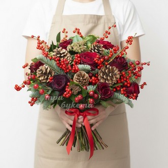 Новогодний букет из бордовой розы