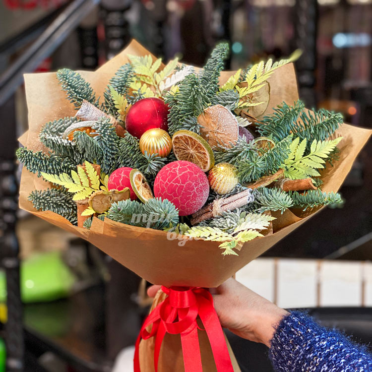 Новогодний букет из хвои в крафте