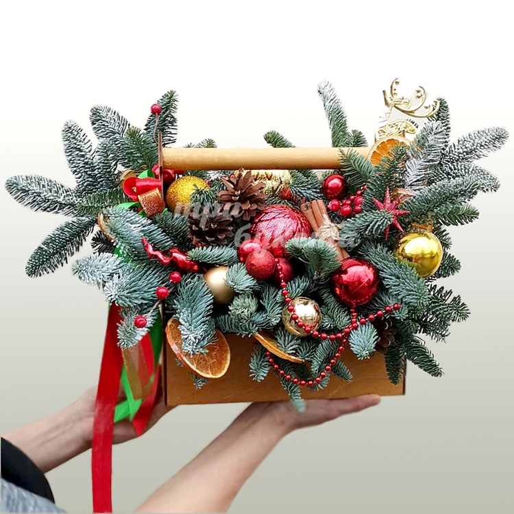 Ящичек хвойных веток и шишек