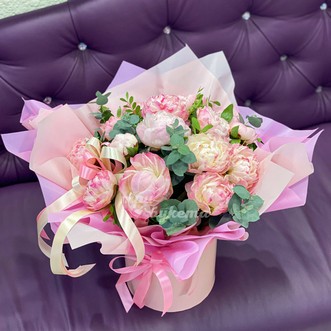 Бархатные пионы в шляпной коробке