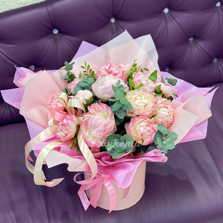 Бархатные пионы в шляпной коробке