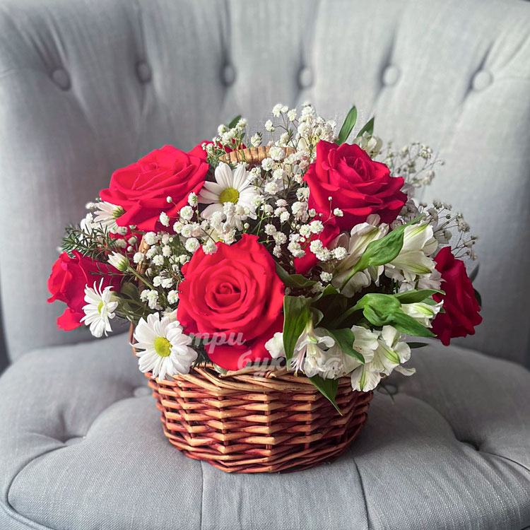 Корзина с альстромериями и розами