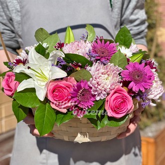 Корзина с лилией и хризантемой