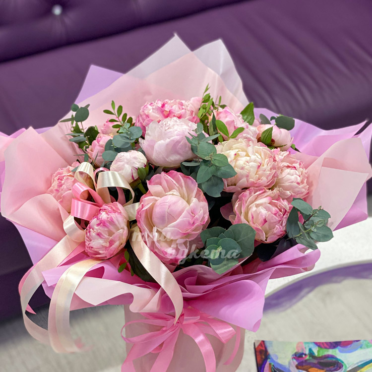 Бархатные пионы в шляпной коробке (на столе)