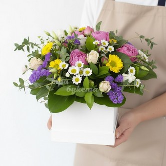 Композиция из роз и ромашек