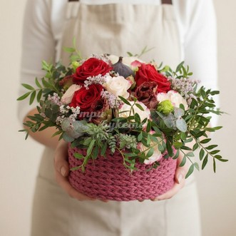 Мини-композиция из роз и инжира