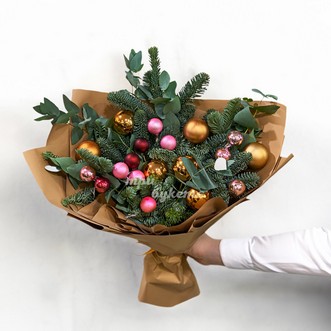 Зимний букет из шаров и веток хвои