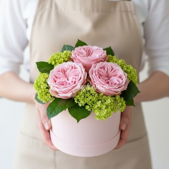 3 пионовидных роз в шляпной коробке