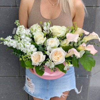 Каллы и розы в шляпной коробке