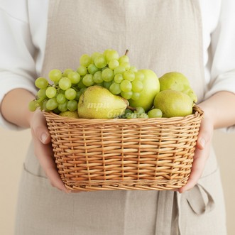 Корзина с грушами и виноградом