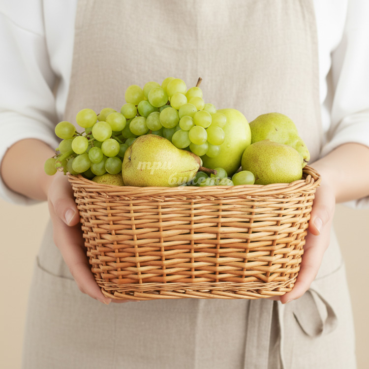 Корзина с грушами и виноградом
