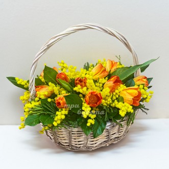 Корзина с жёлтыми тюльпанами