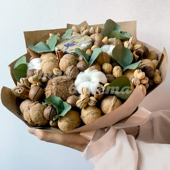 Букет из орехов и кокоса