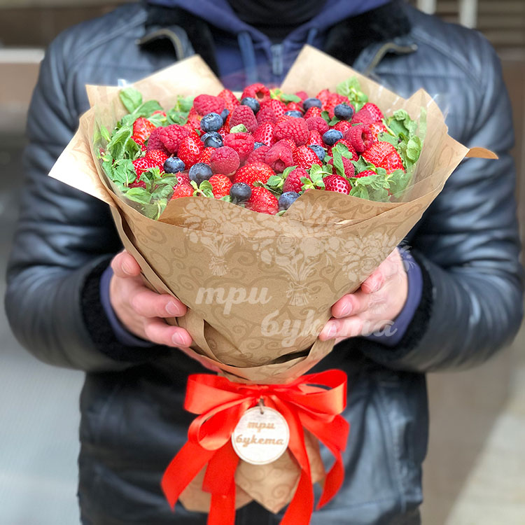 Букет из клубники, малины и черники (вид 4)