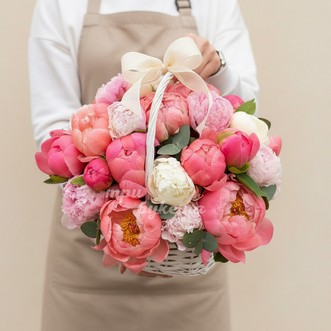 25 пионов в корзине