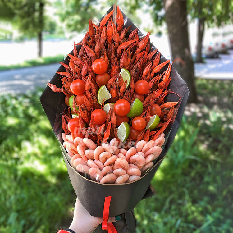 Букет из раков, креветок и лайма (на улице)