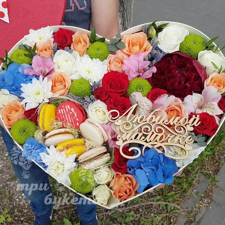 Коробка-сердце с цветами для мамы