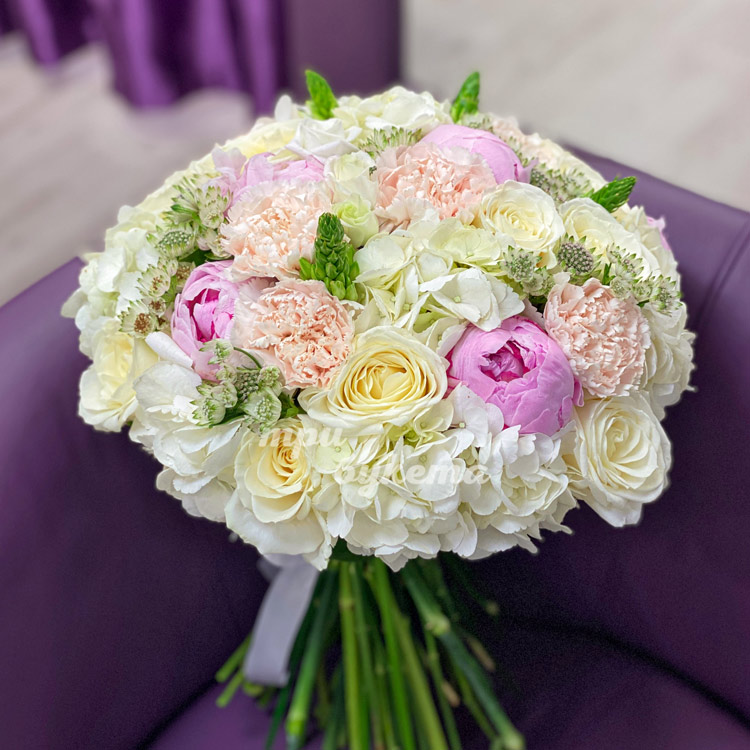 Букет из пионов и белой гортензии (на диване)