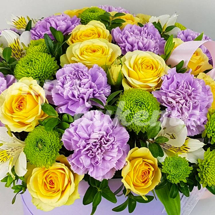 Гвоздики и альстромерии в коробке (крупный план)