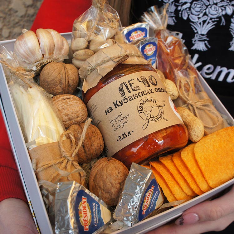 Коробочка с закуской для застолья (вблизи)