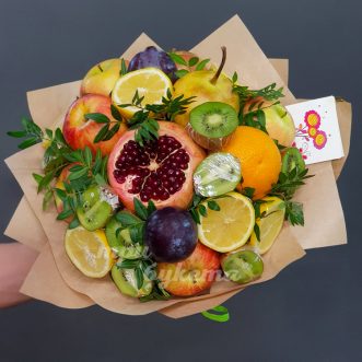 Букет из граната, яблок и киви