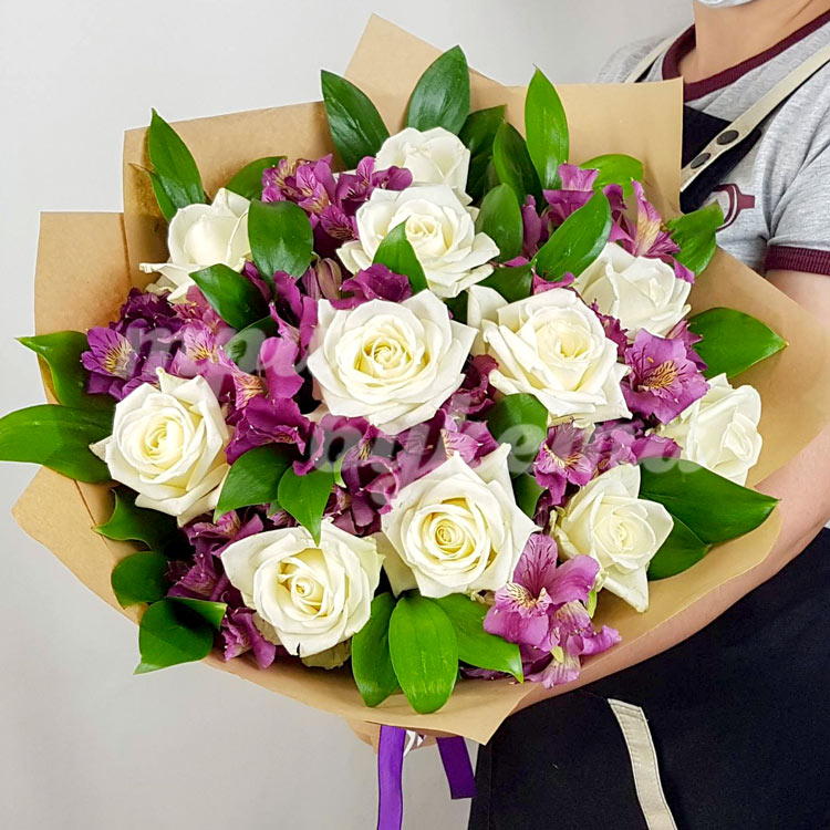 Букет из белых роз и орхидей (вид сверху)