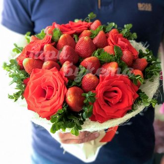 Букет из клубники и 5 алых роз