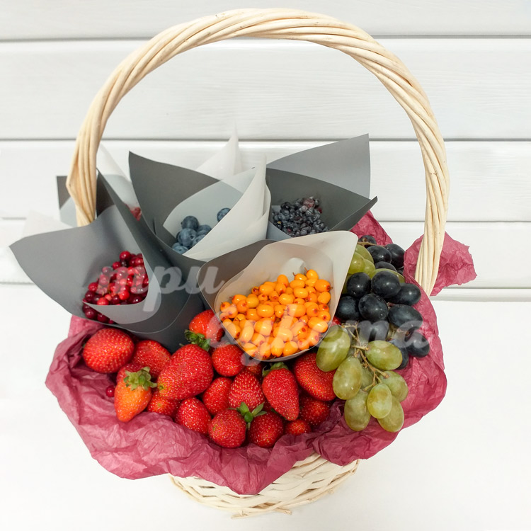 Корзина с клубникой и ягодами