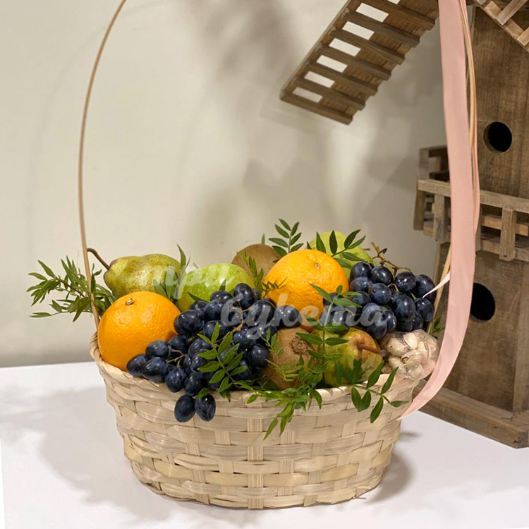 Корзина винограда с фисташками