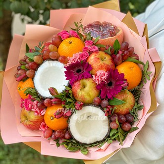 Букет из апельсинов, яблок и цветов