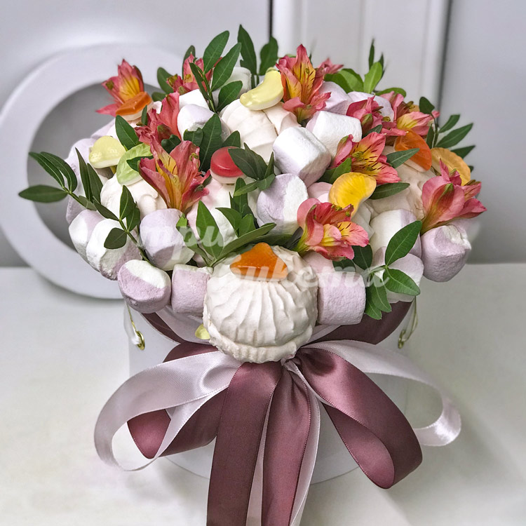 Альстромерии и зефир в коробочке