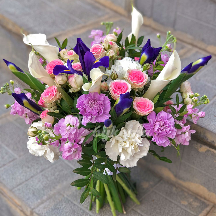 Букет из ирисов, гвоздик и маттиол