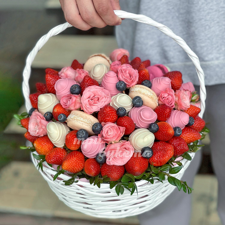 Корзина из розовых роз и 55 клубник
