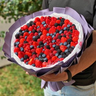 Большой букет из 5 видов ягод