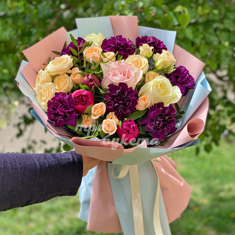 Букет гвоздик с розами и пионами