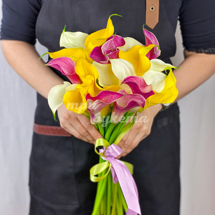 Букет из 21 разноцветных калл