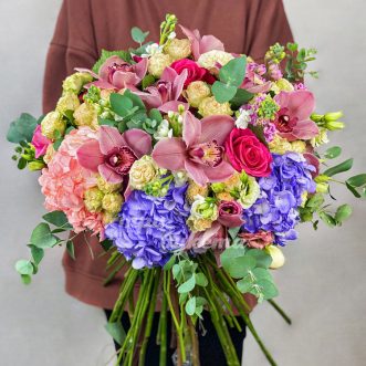 Букет пышных гортензий с орхидеями