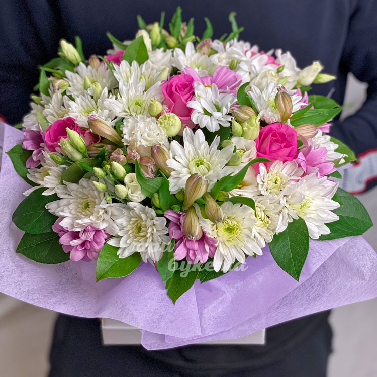 Коробка альстромерий с хризантемами (крупный план)