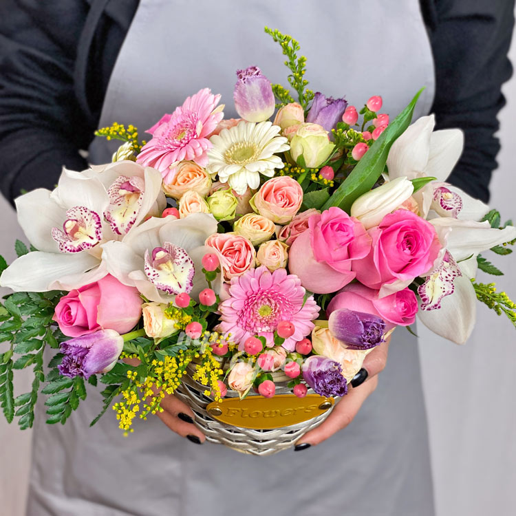 Корзина орхидей с тюльпанами (крупный план)