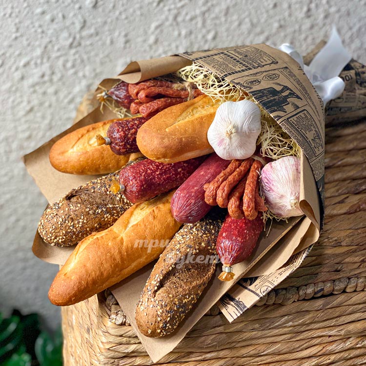 Букет из багетов, колбас и чеснока (на корзине)