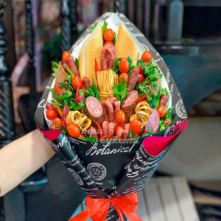 Мужской букет из колбасок и томатов