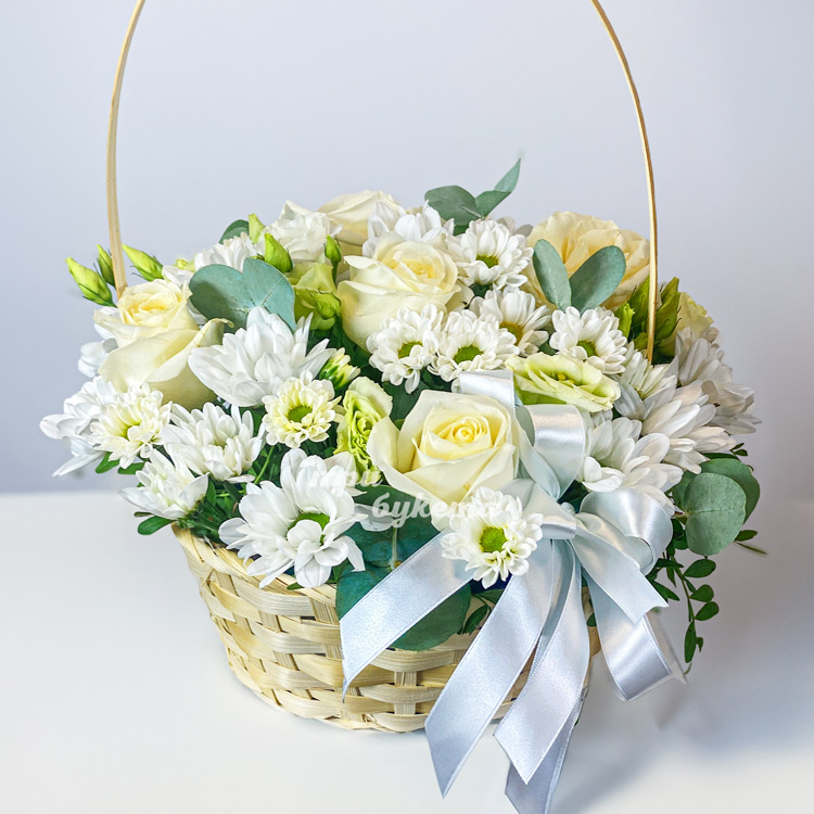 Корзина белых хризантем, эустом и роз (крупный план)