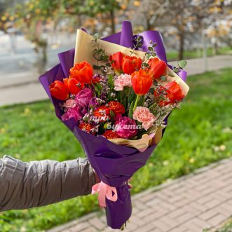 Яркий букет оранжевых тюльпанов и гвоздик Яркий букет оранжевых тюльпанов и гвоздик
