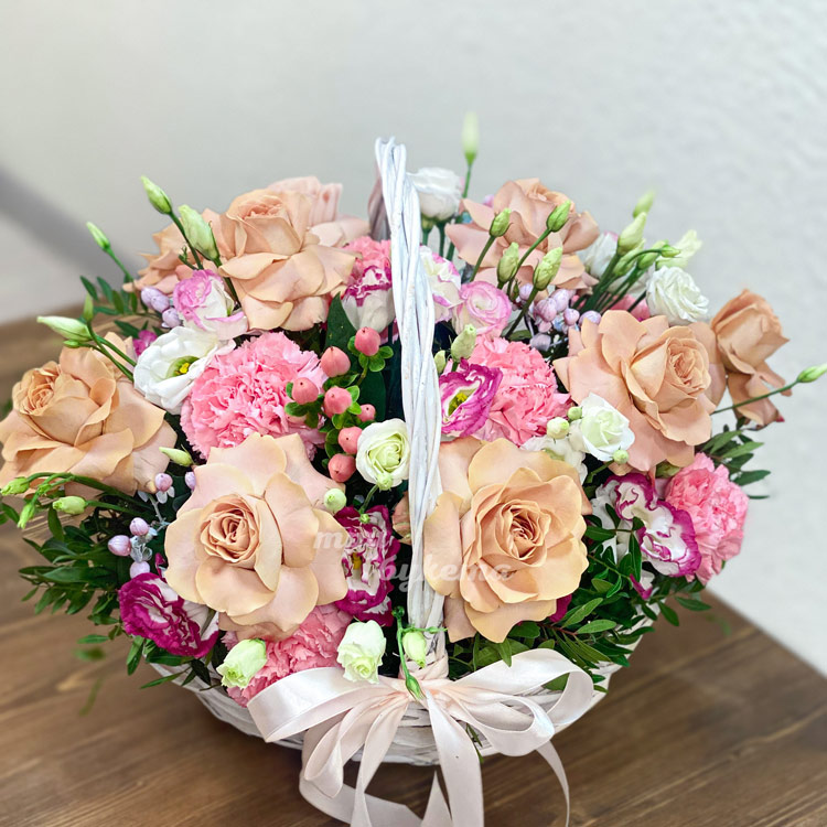 Корзина кофейных роз, эустом и гвоздик (крупный план)