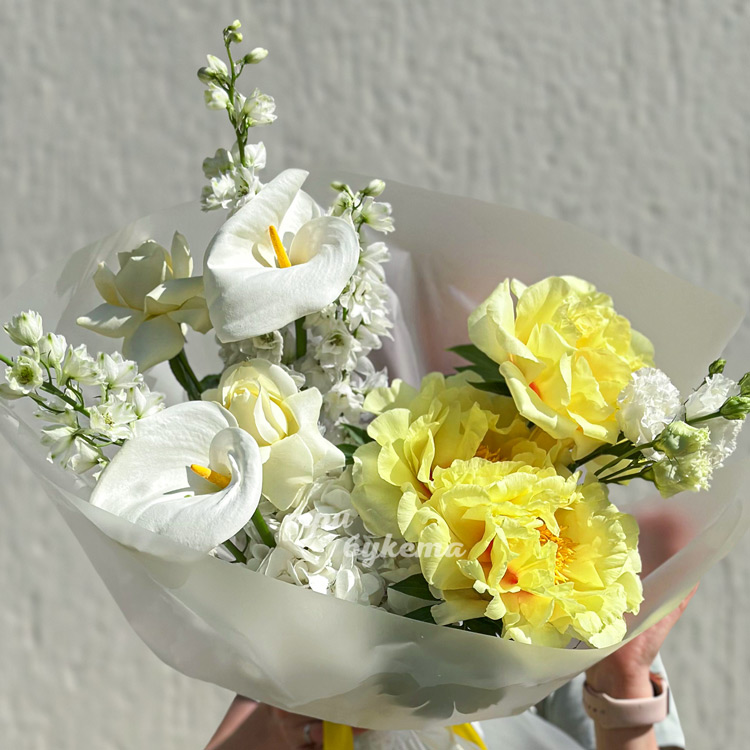 Букет белых дельфиниумов и желтых пионов (крупный план)